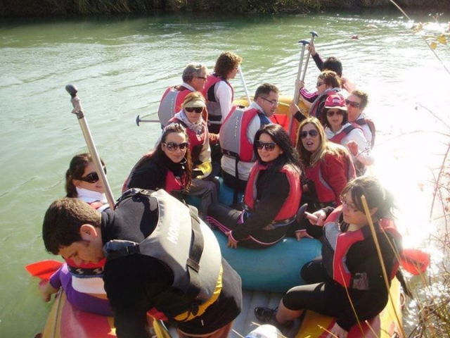 Grupo practicando rafting